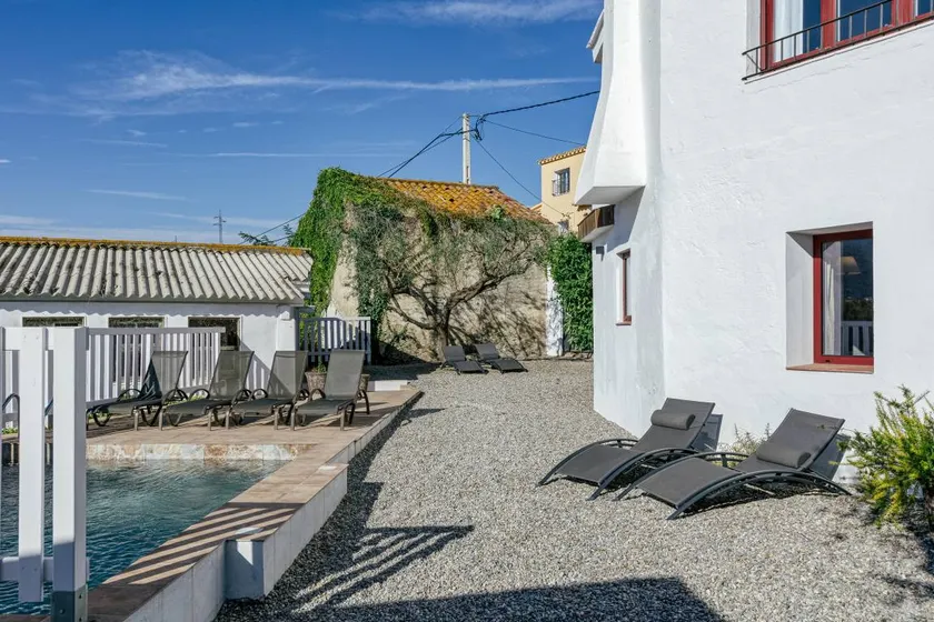 Fully equipped holiday home with garden, pool & terrace | Mountain view - Image 1