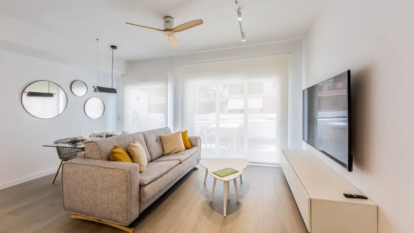 Apartment with pool & terrace - Image 1