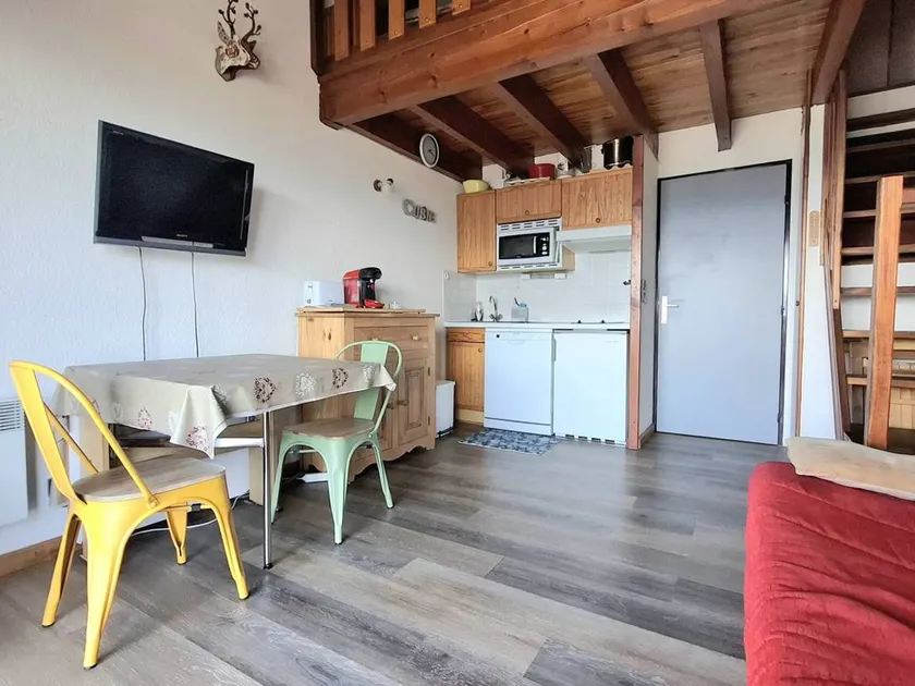 Modern Apartment with Balcony, Mezzanine & Parking - Sleeps 6 - Image 1