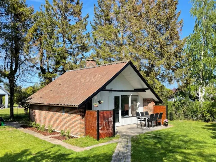 Holiday home with barbeque - Image 1