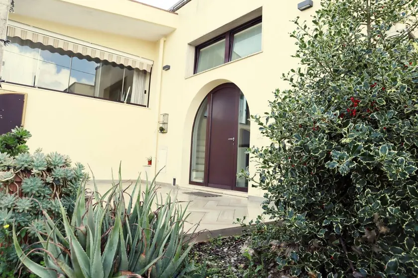 Maison avec piscine, jacuzzi et jardin - Image 1