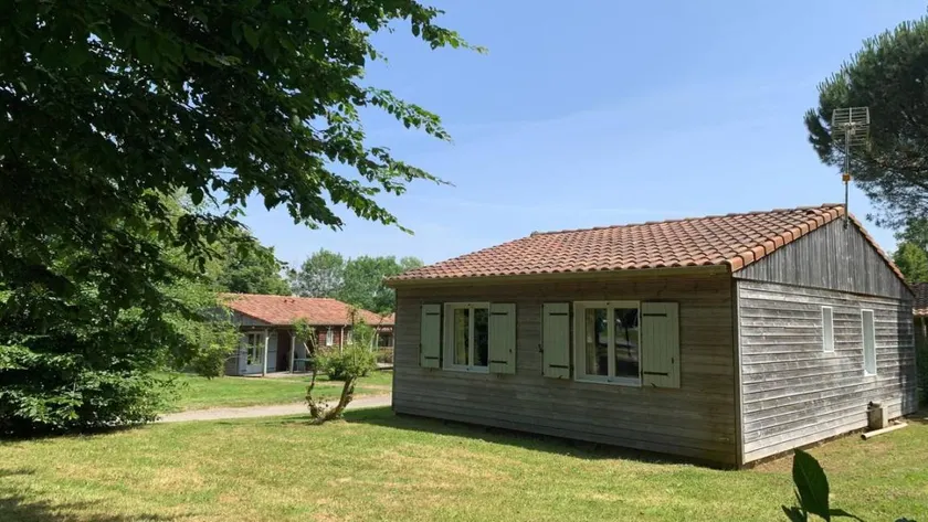 Ferienhaus mit Terrasse, Garten und Pool - Image 1