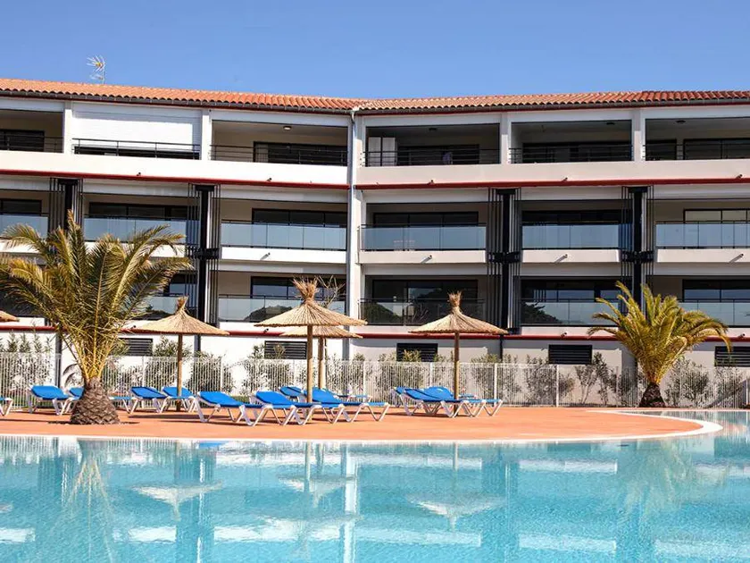 Apartment with heated pool - Image 1