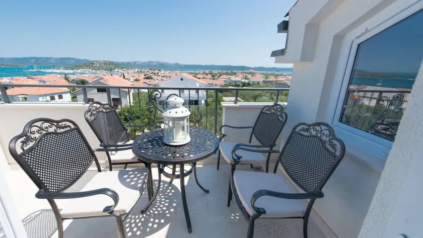 Adorable Apartment in Murter with Hot Tub - Image 1