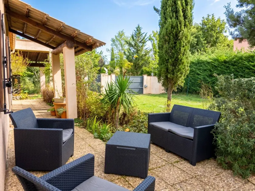 House with garden & terrace - Image 1