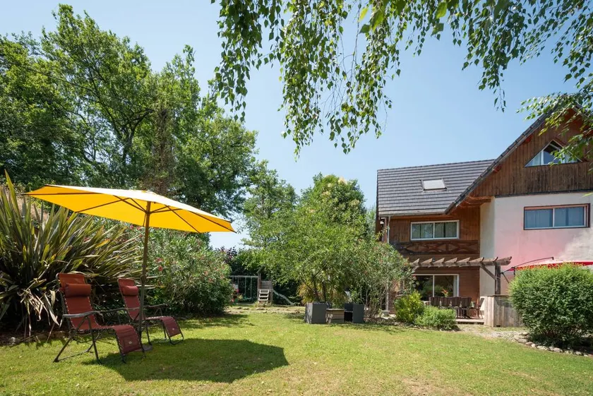 House with terrace, garden & barbeque | Garden view - Image 1