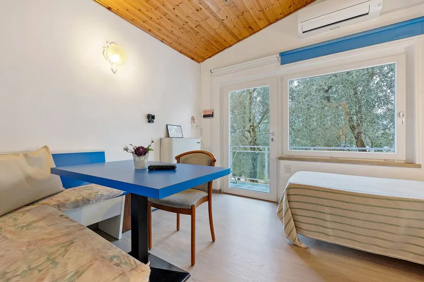 Flat with garden & pool | Lake view - Image 1
