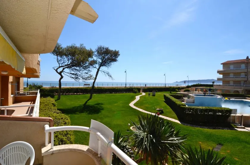 Flat with pool, terrace & garden - Image 1