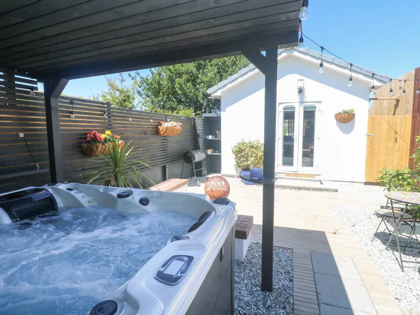 Fully equipped cottage with hot tub & garden | Pet-friendly - Image 1