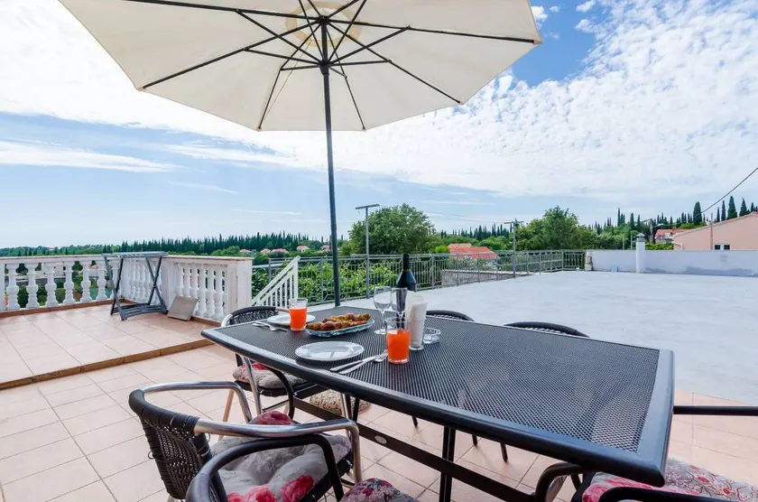 Holiday apartment with garden & terrace - Image 1