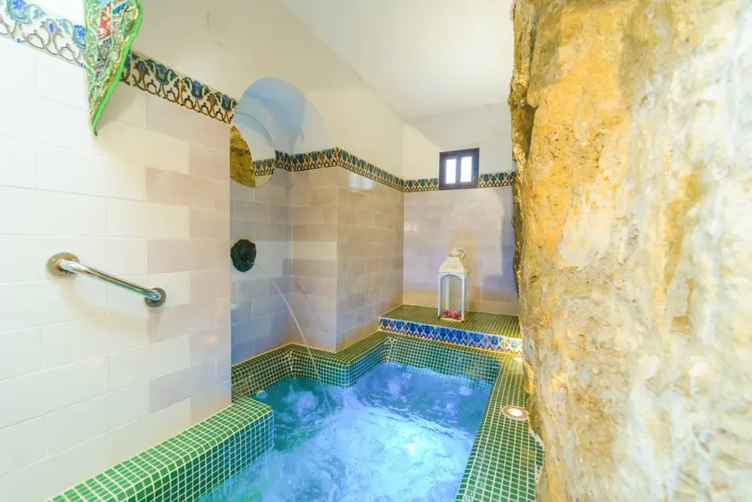 Holiday home with barbecue & hot tub - Image 1