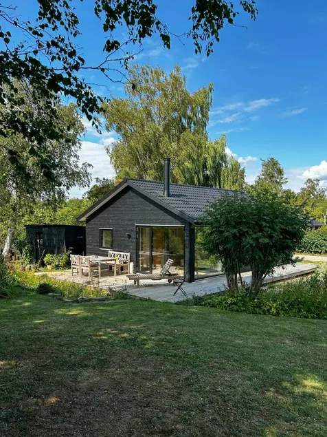 Holiday home with garden, terrace & barbecue - Image 1