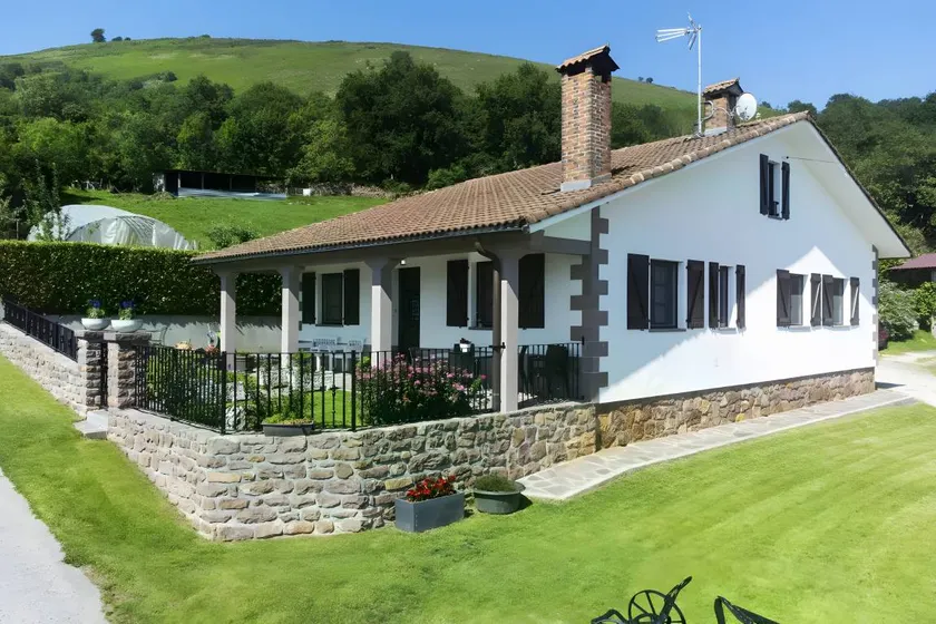 Lovely holiday home with garden - Image 1