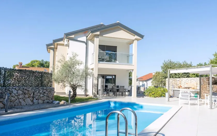 Family-oriented ample villa with BBQ & heated pool - Image 1