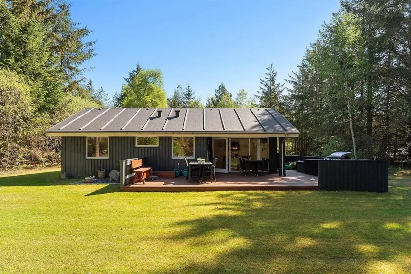 Holiday home with barbecue & terrace - Image 1