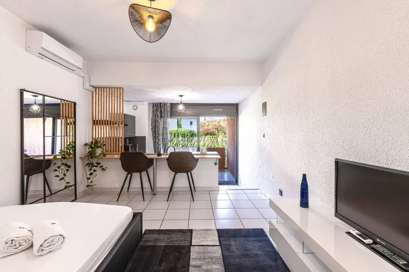 Apartment with pool & terrace - Image 1
