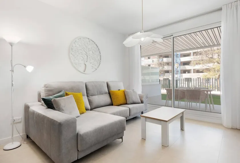 Appartement avec piscine, terrasse et jardin | Vue jardin - Image 1