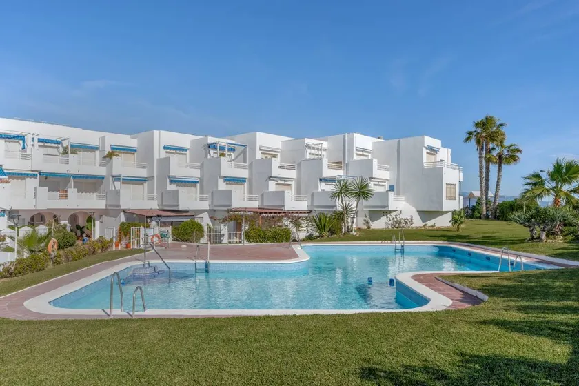 Flat with terrace, pool & garden - Image 1