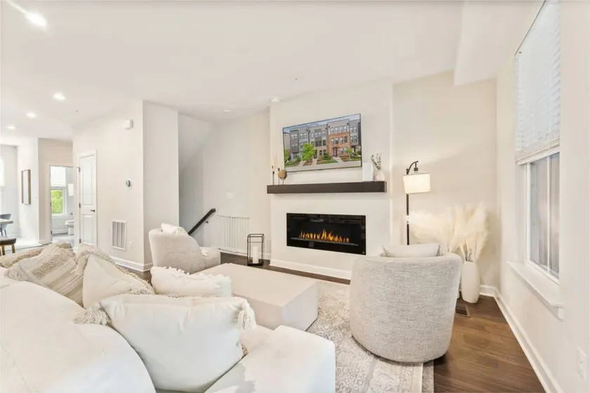 Ashburn 4-br Homestay Close to Dulles Metro - Image 1