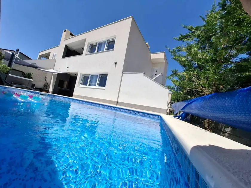 Villa con barbacoa, piscina privada y jacuzzi - Image 1