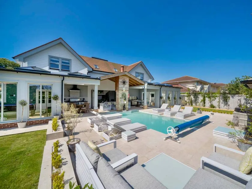 Cottage with garden, hot tub & private pool | River view - Image 1