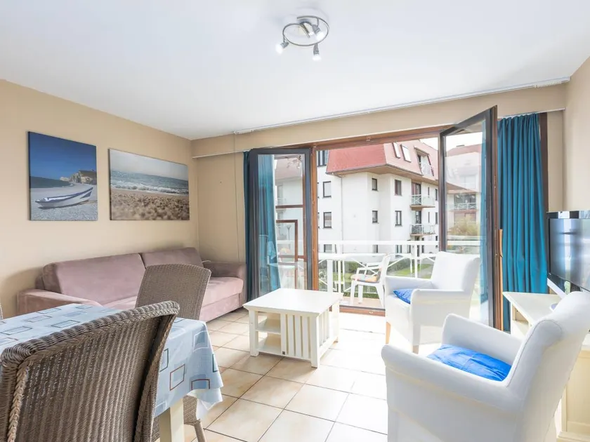Apartment with terrace & pool - Image 1