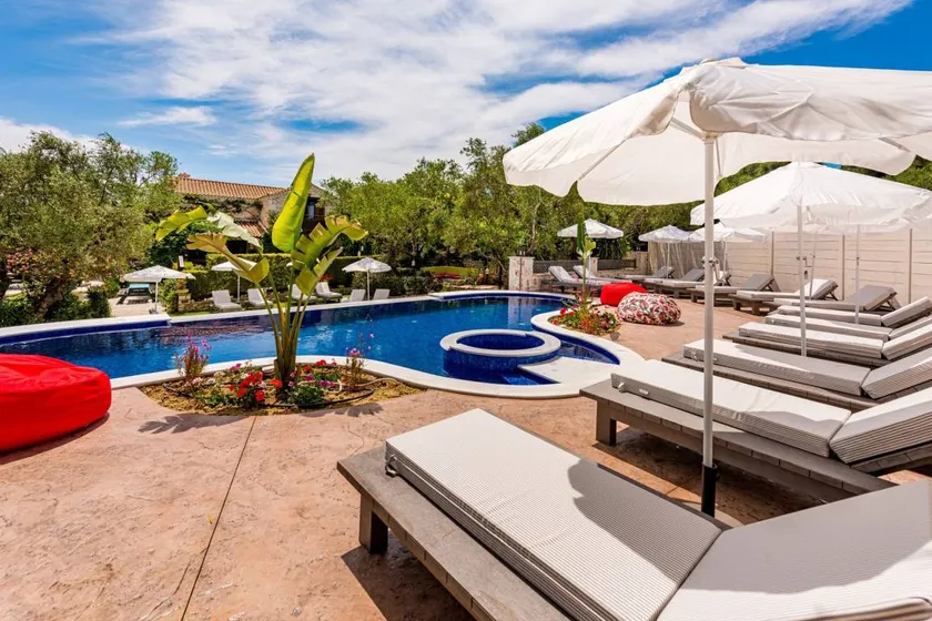 Villa with pool - Image 1