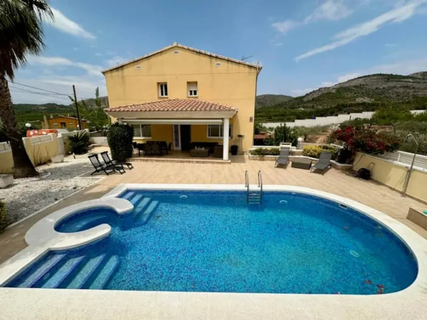 Spaziosa casa adatta alle famiglie con terrazza, griglia e giardino | Vista sulla montagna | Accetta animali domestici - Image 1