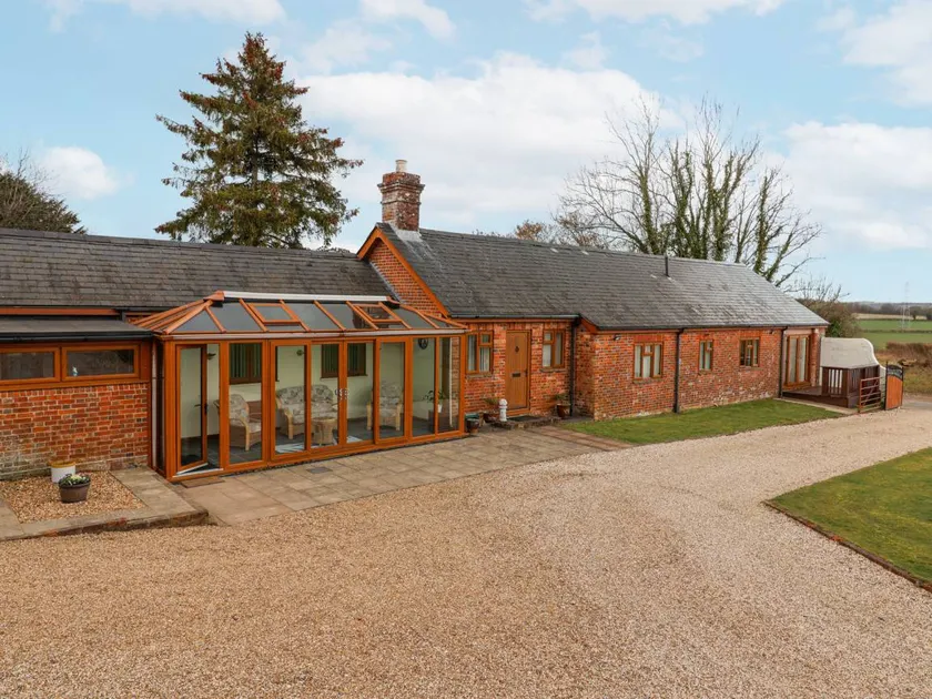 Cottage with garden - Image 1