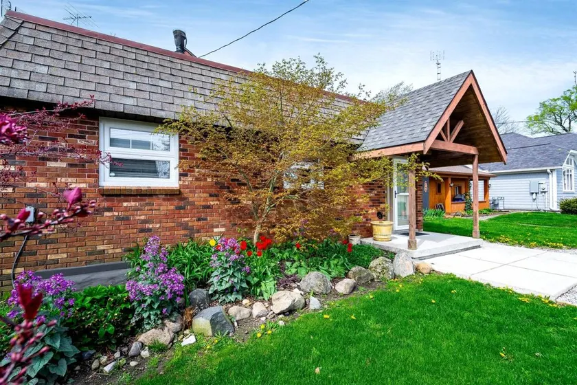Picturesque Oceanfront Cottage with Hot-tub in Leamington, Ontario - Image 1