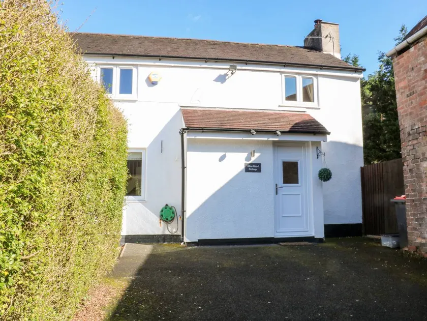 Family-oriented cottage with garden - Image 1