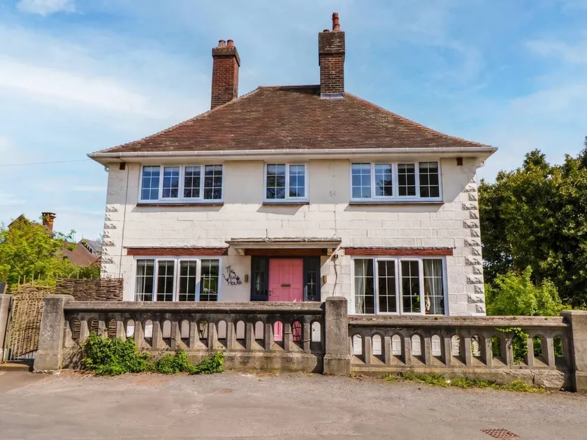 Family-oriented beautiful cottage with garden & hot tub | Pet-friendly - Image 1