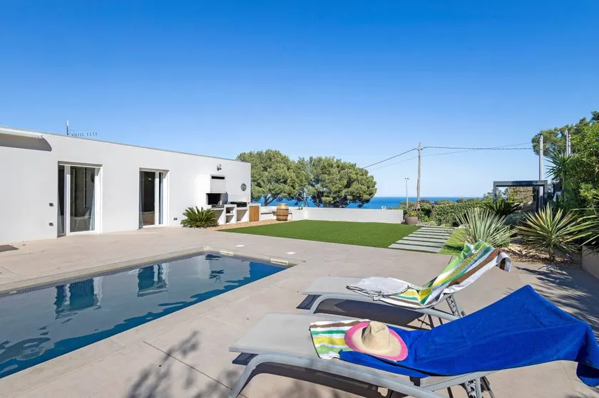 Fully equipped spacious house with garden, pool & barbecue | Sea view | Close to the beach | Dogs allowed - Image 1