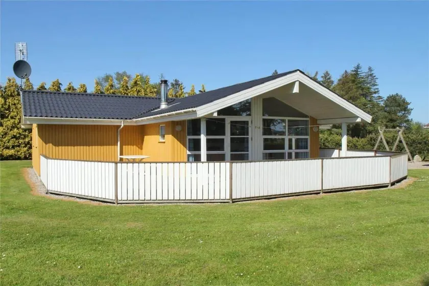 Family-friendly house with terrace, hot tub & barbeque - Image 1