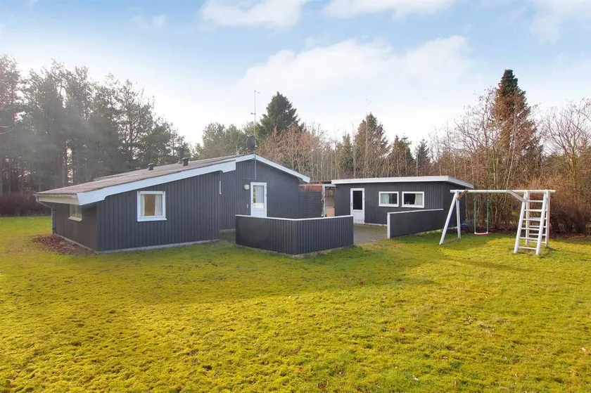 Holiday home with terrace - Image 1