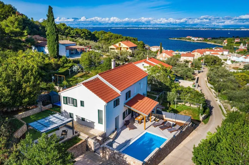 House with garden, private pool & BBQ - Image 1