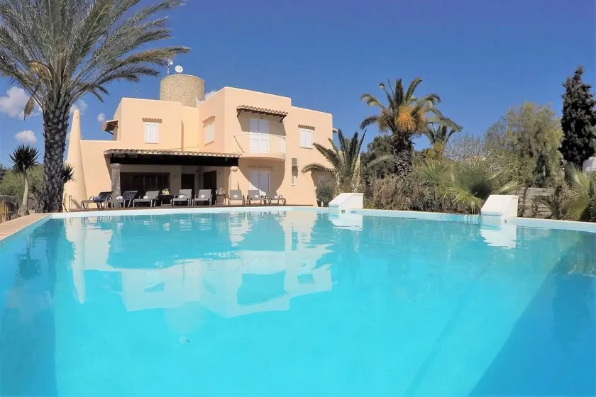Fully equipped villa with terrace, BBQ & private pool - Image 1