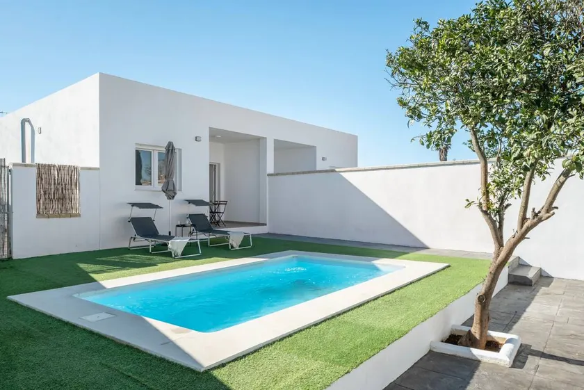 Appartement de vacances avec terrasse, piscine privée et jardin - Image 1