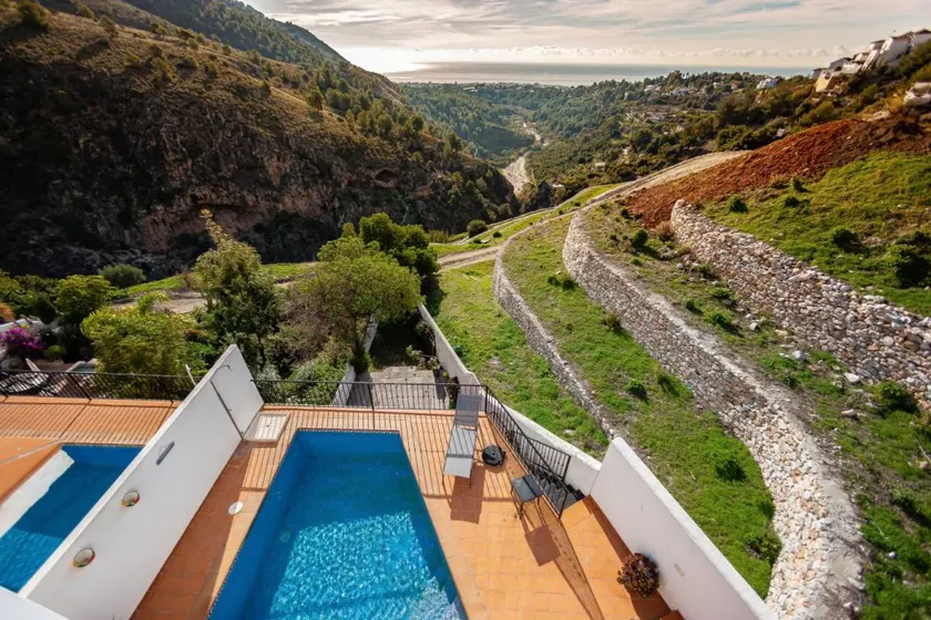 Fully equipped holiday home with BBQ, terrace & private pool | Pet-friendly - Image 1