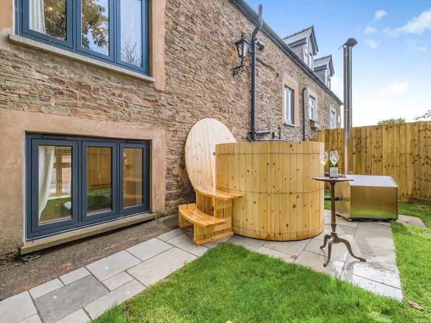 Family-friendly cottage with jacuzzi & garden | River view | Pet-friendly - Image 1
