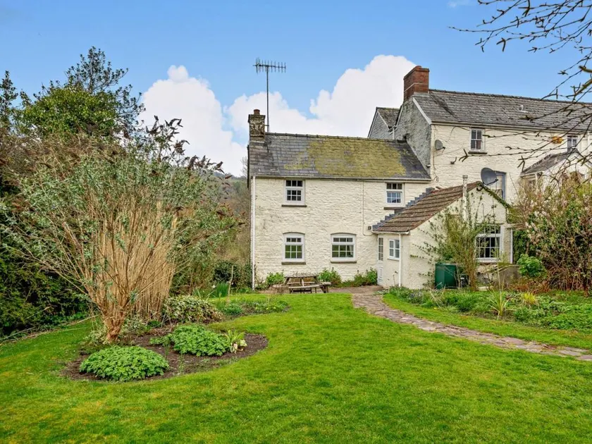 Cottage with barbeque & garden | Water view - Image 1