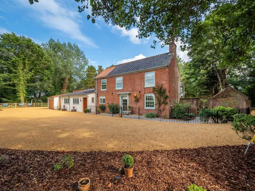 Children-friendly nice cottage with jacuzzi, garden & BBQ | River view | Dogs allowed - Image 1