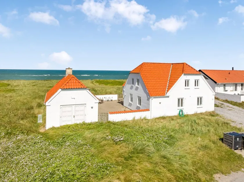 Family-oriented pleasant house with pool, hot tub & terrace | Next to the beach | Pets are welcome - Image 1