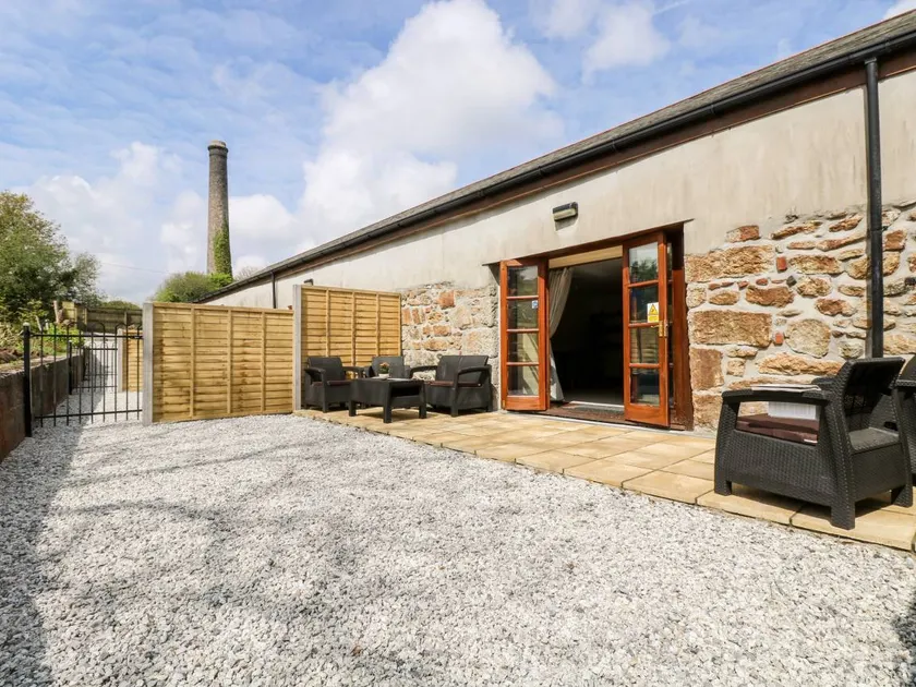 Cottage with garden - Image 1