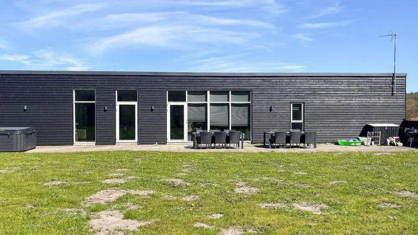 House with hot tub, sauna & terrace - Image 1