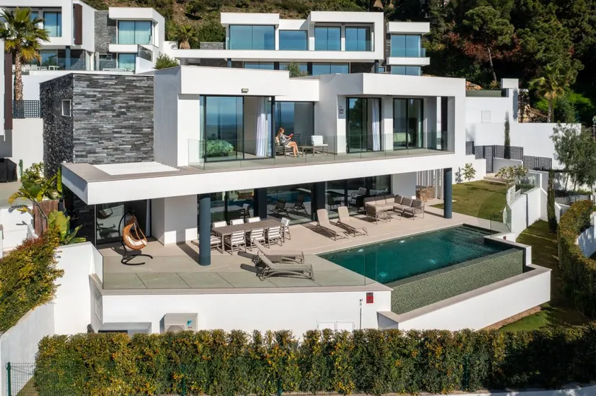 Villa with terrace, garden & private pool | Perfect for remote work - Image 1