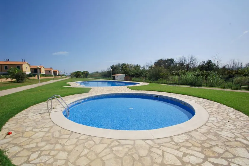 House with garden, pool & barbeque - Image 1