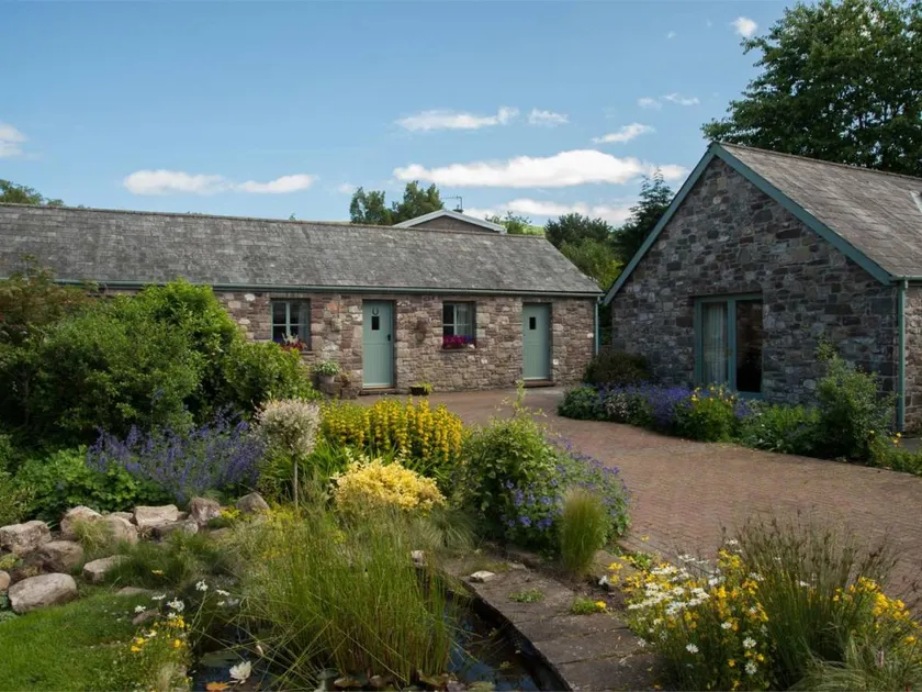 Cottage with garden - Image 1
