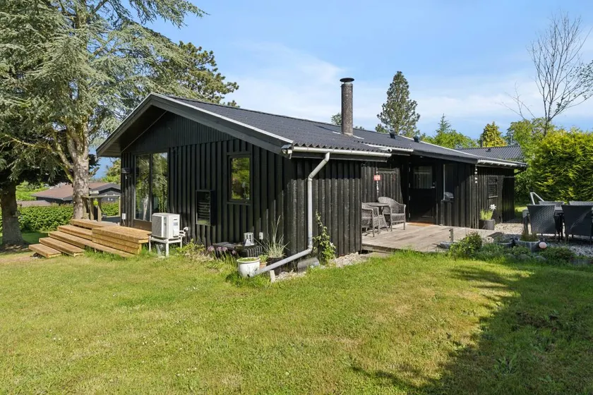 Holiday home with barbecue & garden | Lake view - Image 1