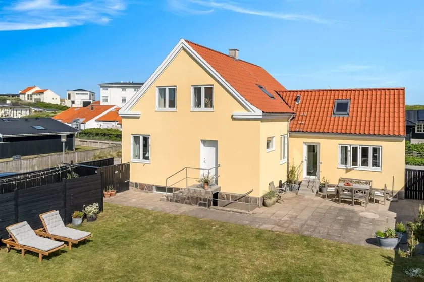 Holiday home with terrace & garden - Image 1